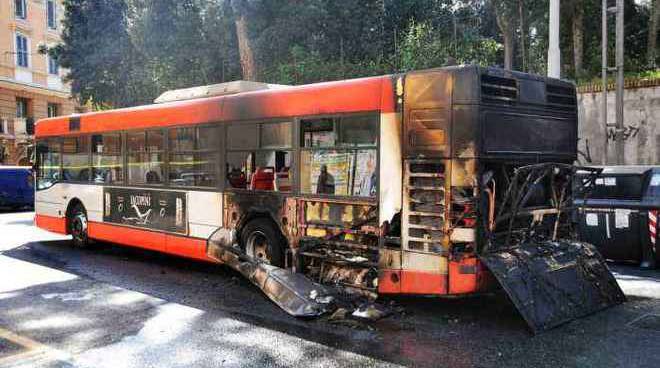 cronaca-di-roma-bus-fiamme-248476.660x368.jpg